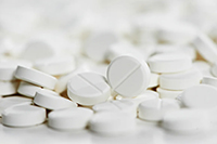 一小堆白色藥丸