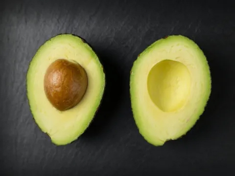 一顆切半的酪梨以及一罐麥片