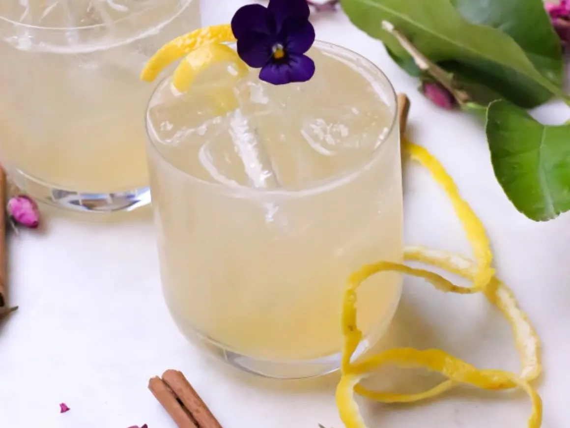 Iced beverage decorated with sliced ​​lime and green leaves