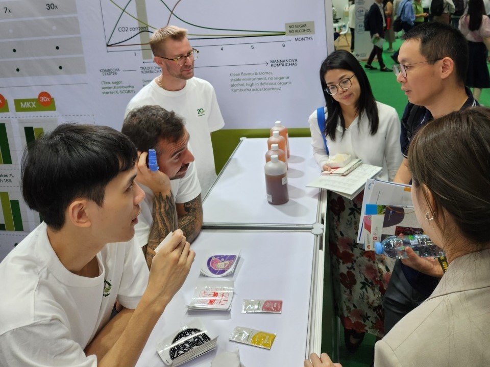 clients who are interested with the kombucha products listening to the introduction from the employees 